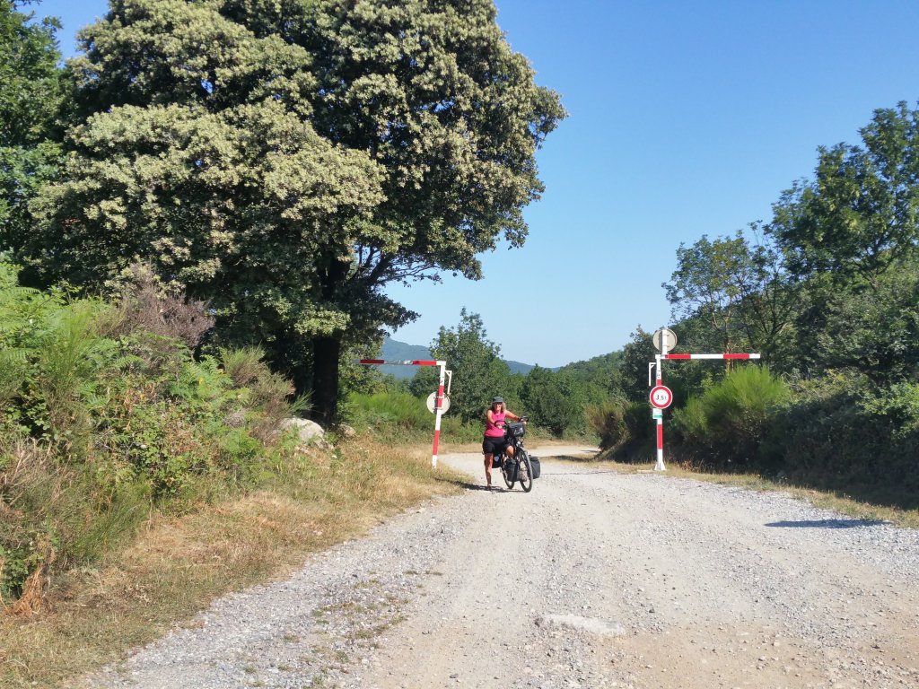 De top vd col over de Pyreneeën. Grens Frankrijk en Spanje.